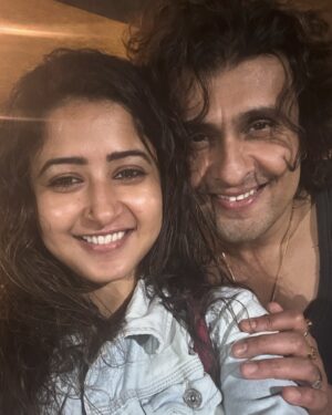 Sana Amin Sheikh Instagram - Go meet your favourite artist just to tell them how much you've loved their latest work.. (just met him to tell him this, 30.6.2024) 

#SonuNigam #AchutamKeshavam 
#Netflix 
#SanaSheikh