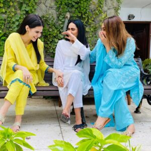 Sana Askari Instagram - Teen aurtain teen kahanian @madihaimam  @mairakhanofficial p.c. @muhammad.jawad93