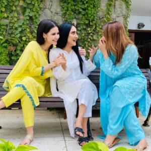 Sana Askari Instagram - Teen aurtain teen kahanian @madihaimam  @mairakhanofficial p.c. @muhammad.jawad93