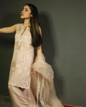 Sana Askari Instagram - Picture 1: plz @ismael_qureshy take a nice picture and picture 2: when ur son bugs u right when u are ready to pose 😈 and yes my gorgeous gorgeous outfit is by @faizarakib thank u so much ❤️