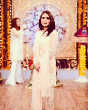 Sana Askari Instagram - Thanks for the outfit ❤️#afsheenmehboob