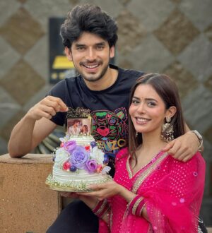 Sana Sayyad Instagram - It's been one fab year since we've walked "Chaar Kadam" as #PalVeer 🥹❤️
Thank you and a bigggg warm hug to each and everyone of you for the unconditional love, beautiful edits, all the praises and for having faith in us. Let's walk 40 more steps together @sana_sayyad29 👩🏻‍❤️‍👨🏻
P.S: Don't ask me what I'm doing in last 2 slides but you're free to guess in the comment section 🙂‍↕️
.
.
#OneYear #PalVeer #KundaliBhagya #Palki #Rajveer #SanaSayyad #ParasKalnawat #Smile #Celebration 

Thank You Once Again @bakingblunders.since2007 for sending such beautiful wishes and cake ordered by an anonymous admirer❤️