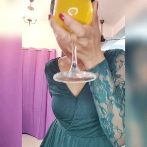 Sanam Shetty Instagram - No party..no problem!....Dance with me💃🍹

WOOOHOOO 🎊🎉 THANKS FOR THE 5 MILLION LOVE PEEPS ❤️😘

Dress @urbanic_in
#happyweekend #reels #reelsinstagram #cheers #trending #summerdress #lacelove #behappy #beyou #gn
