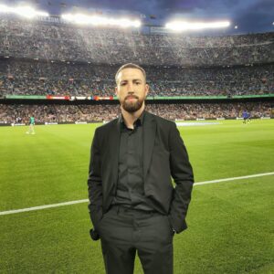 Sandor Martin Instagram - Gracias @laliga por la invitación al #campnou para presenciar el @fcbarcelona - @realbetisbalompie y a @isabelforner por su entrevista en la previa del partido🤗⚽️

¡Se vienen cosas grandes! 🫡🥊