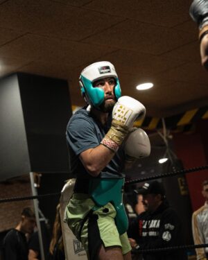 Sandor Martin Instagram - ¿Como de grande sería tu sueño si supieras que no vas a fracasar? 💫🥊 🔜

@wbcboxing  @toprank  @opisince82 @koverdun