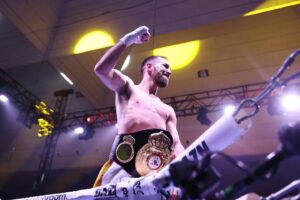 Sandor Martin Instagram - ¡VAMOS A SOÑAR JUNTOS! 🚀🚀

¡40-2! Gracias a todos por otra increíble noche en Barcelona, vamos a por el mundial. 

Campeón Internacional @wbaboxingofficial 🥊

@matchroomboxing @dazn_es @daznboxing @opisince82 @koverdun @boxingmgmt