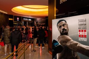Sandor Martin Instagram - Ayer estuvimos en la Premiere de @creedmovie en Madrid y lo pasamos genial. 🍿🥊

Gracias a @warnerbrosspain por la invitación y el cariño que recibo siempre. Contento de ver a los amigos del boxeo @dazn_es y @wowfc 😍

¡Os aseguro que vale la pena!