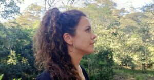 Sandra Blázquez Instagram - Volver a darte una ducha. Sentir cómo el agua recorre tu cuerpo, mientras piensas en lo que vas a hacer luego o lo que hiciste ayer. Permitirte que esté a la temperatura que más te gusta y  dejar que siga cayendo sobre ti como si no existiera la posibilidad de que eso nunca hubiera sido así. 

Volver a meter una pizza en el horno, que el olor del pan invada la casa y que sepas que en 20 minutos disfrutaras de ella mientras ves una peli, lees un libro o miras instagram, porque todo eso lo tienes. 

A abrir una nevera y beber agua fresquita que recorra tu garganta y decidir si quieres más o mejor más tarde. Y cerrarla sabiendo que podrás volver a ella cuando quieras. 

A meterte en la cama con la certeza de que ningún bicho venenoso te atormentará, de que por mucho que muevas las sábanas no habrás encontrado nada más que el placer de acostarte sobre ellas.

A tener la seguridad de que cada vez que abras el grifo saldrá agua, y de que al despertarte cada mañana podrás empaparte la cara.

A tener luz siempre que quieras, sin pasar días a oscuras con la incertidumbre de cuándo volverá y dando gracias cuando vuelve porque la oscuridad siempre te ha dado miedo. 

Volver a esto... Mientras una parte de mí siente vergüenza de la alegría que me produce volver a tenerlo, como si fuese duro vivir sin ello. Si le cuento esto a Atukum se ríe de mí... Y sin embargo, no puedo evitar haberlo echado de menos, y dar las gracias por volver a tenerlo. 
Aunque si soy sincera conmigo misma, la verdadera vergüenza me la produce que Atukum no pueda volver a esto cada vez que quiera, porque no sabe ni lo que es tenerlo.