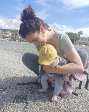 Sandra Blázquez Instagram - Qué responsabilidad. Enseñarle el mundo desde mis ojos... Con la de formas tan bonitas que hay de verlo...espero que la mía le guste, y ame la vida tanto o más que yo.
