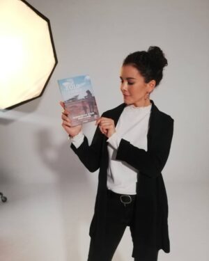 Sandra Blázquez Instagram - Más de 1.000 LIBROS VENDIDOS!! y no solo es un número, son más de mil personas que lo han leído, cientos de mensajes que me habéis escrito contándome vuestras impresiones con los que me he emocionado, y mucho dinero que se convierte en comida, material escolar y oportunidades para unos niños que tanto nos necesitan. Vamos a por más!! ME DIJE HAZLO Y LO HICE. @somosidealibre