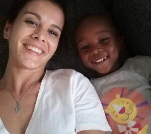 Sandra Blázquez Instagram - Buenas noches Timothy. Y entonces Timothy con su ropita llena de barro se tumba en el colchón esperando a que sea mañana. Le observo desde la otra cama y espero a que llore, a que me diga que tiene miedo a la oscuridad o a que le cueste dormir porque todo es nuevo para él. Pero no hace nada. Agarra la almohada y se duerme como si llevara los cinco años que tiene durmiendo en el mismo sitio. Y es que para él el miedo nunca ha sido una opción. Y mientras le observo, noto como se va rompiendo algo dentro de mí al darme cuenta que nunca ha conocido otra cosa y por eso no la espera. ¿Es que se puede ser niño? ¿Qué es eso? ¿Es que si lloro mi mamá vendrá a calmarme? ¿Es que existe luz en la noche? ¿Es que hay algo más allá de este enorme vacío que tengo desde que mis padres decidieron no cuidar de mí? Y entonces cierro mis ojos y en silencio le prometo que la vida es mucho más, que le pertenece, y que juntos la construiremos. Gracias a todos los que estáis ahí para hacerlo posible. Y gracias siempre María, por se la otra mitad de todo esto. @somosidealibre @mariafabregass