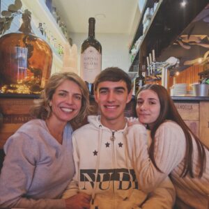 Sandra Felgueiras Instagram - O melhor afilhado do mundo faz anos.
19 aninhos!!
Muitos parabéns meu anjo!
Ainda ontem nasceste e hoje és um homem bem formado e lindo por dentro e por fora.
Que grande trabalho o da tua mãe.