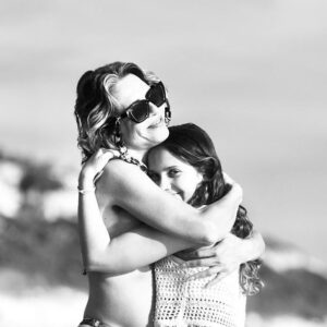 Sandra Felgueiras Instagram - Não publiquei esta foto no dia da mãe porque estava demasiado combalida para pensar na profundidade deste abraço.
Mãe é aquela que vive inteiramente para garantir esta paz.
Esta foto não é uma foto; somos nós no mundo, sem nada à volta❤️