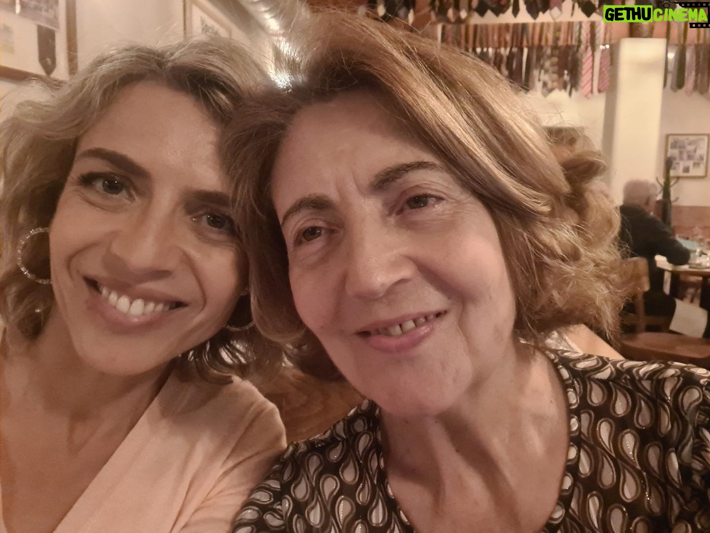 Sandra Felgueiras - 2.8K Likes - A minha mãe faz anos!
Alguns.
Nunca muitos.
Mas os suficientes para ser a melhor pessoa do mundo.
O que a minha mãe já fez nestes anos todos merece milhões de aplausos.
Mas ela prefere apenas beijos e abraços.
Não é mulher de prendas.
É mulher de afetos!