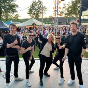 Sandra Kim Instagram - About last night ...thanks to @projectatelier_be to be part of their company party !! #liveshows #withmyboys #summertour @svenvdw @jellevancleemputte  @armanyte @michaelasnot @berndvp @fotografiedoeke @gregory.de.groep  @thebookingcompany  jewellery #ellebellejuwelen @ellebellejuwelen #Lola&Liza