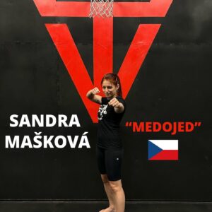 Sandra Mašková Instagram - NOVÁ TRÉNERKA VE VT GYM! 😍
S velkým nadšením vám oznamujeme, že od září posílí náš trenérský tým skvělá SANDRA “𝐌𝐞𝐝𝐨𝐣𝐞𝐝” MAŠKOVÁ! 🥊 Sandra je bývalá profesionální zápasnice a česká reprezentantka v kickboxu, vicemistryně Evropy WAKO ve fullcontactu a K1. 💥 Na kontě má cca 150 zápasů a doposud je jedinou Češkou, která vyhrála Světové hry v kickboxu.🏆🇨🇿 Přichází k nám s bohatými zkušenostmi a energií, kterou přenese do nových lekcí kondičního kickboxu.👏🏻
Bližší informace o lekcích budeme postupně přidávat. Už teď se můžete začít těšit na tréninky pod vedením této inspirativní bojovnice! Těšíme se na vás! 💪🔥
@sandra_medojedik 
•••
#vtgym #teamvtgym #bojovesporty #novaposila #trenerka #k1 #kickbox #makamvevtcku #novelekce #praha #kbely #sandra #medojed