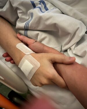 Sandra Mašková Instagram - Pod touhle fotkou se ukrývá obrovská úleva, štěstí a vděk. Vděk za život a za to, na jaký úrovni je medicína. Konkrétně kardiochirurgie. Díky tomu dostal šanci na život můj lil brácha. 

Tenhle týden (kromě teda posledních pár měsíců a let) byl pro nás neskutečně náročnej. Přišla úleva. Jsem šťastná. Děkuju❤️