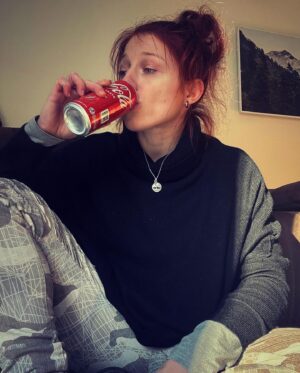 Sandra Mašková Instagram - Moje heslo pro dnešek: když se ti rozpadá terapeutovna, na všechno se vyser a dej si kolu 😎

.. to je tak, když si vítr otevře okno (jo, je to moje chyba), a vymrazí celou chatku na minus nesmysl 🙄

Jsem zvědavá, jak dlouho to budu dávat dohromady. A taky jestli praskne/nepraskne ta zamrzlá voda v záchodě 🥹

Tu kytku jsem oplakala nejvíc, byla nádherná ❤️