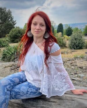 Sandra Mašková Instagram - Když jsem se poprvé posadila na terapeutickou pohovku, chtěla jsem jen vyřešit problém, který mi ubíral na spokojenosti v životě 😅 

Problém jsem sice vyřešila, ale zároveň se mi tím odemkly dveře na cestu do nitra mojí duše. 

Díky tomu, že jsem si "lehla na pohovku" (pustila se do terapeutickýho procesu) jsem spustila nekonečný dobrodružný proces sebepoznávání. Miluju to 🤩

No a dneska sama pomáhám jiným bytostem na téhle sebeobjevovací, léčivé a mnohdy náročné cestě 🤗

Máš-li problém, který ti brání ve spokojeném životě nebo se chceš vydat cestu k sobě samé/mu, nabízím možnost spolupráce🙂

S jakými tématy například pracuju? 

✔️ Partnerské vztahy
✔️Sebehodnota, sebevědomí, vztah k sobě, vztah ke svému tělu
✔️ Vztah k jídlu, poruchy příjmu potravy
✔️Ženy - podpora ženskosti, nalezení a přijetí ženské podstaty
✔️ Seberozvoj a spiritualita
✔️... a další 🙂

Osobní konzultace Středa Čtvrtek v kouzelné lesní chatce u Berouna 🥹

Online konzultace po osobní domluvě.

📩DM

V rámci svých studií nabízím intenzivní 2 měsíční spolupráci pro 1-2 klienty.

Tuhle spolupráci nabízím za cenu, za kterou bych si ráno ani nenařídila budíka 🥲 

Pokud tě spolupráce zajímá, nebo máš nějakého kamaráda/známého, který by týhle nabídky rád využil, budu ráda za sdílení týhle informace. 

Víc info u mě nebo na medojedovi@jetouprdele.cz 🥲