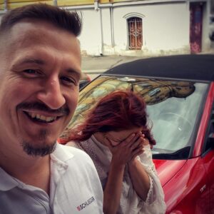 Sandra Mašková Instagram - Když ti žena místo nafty naláduje do auta benzín 🙄🫣

Jak zareaguješ, když tvoje žena netrefí pistoli a natankuje špatný palivo 😅? 

Taková shituace pochopitelně vyvolá spoustu emocí. Je ale na nás, jak se k těm emocím postavíme a jak s nima naložíme.

Můžem samozřejmě mít zlost nebo vztek. Taky taky ale si můžem vybrat, jestli si ty emoce vyventilujem na naše nebližší🙂

Tohle je pozvánka do backstage našich běžných událostí, kdy se to tváří všechno pohodově a sluníčkově 🤗 .. můžeš se mrknout na to, co se odehrává uvnitř nás.. 

Emoce jsou v pořádku. Můžem být na partnera i legálně nas*raný 😀

Důležitý je uvědomit si, co se s námi zrovna děje a jaká emoce s námi cloumá. Pak se snáz můžem rozhodnout, jak s tou emocí naložíme - třeba jestli s ní skutečně chceme zaútočit na našeho partnera(partnerku) nebo ne🥲

Napiš nám, jestli ti takovýto typ příspěvku, kdy mluvíme o shituacích se kterými se potkáváme, přijde užitečný😁👇
