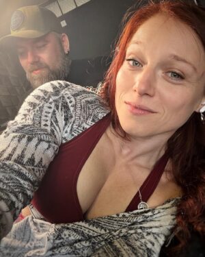 Sandra Mašková Instagram - Tak po delší době jsme s Janym zase rozpracovali takovej trochu větší projekt 😅 

Můžu říct, že jsem zklamaná. Čím víc se učím vnímat a cítit svoje tělo a emoce, tím víc klesá moje odolnost vůči bolesti 🥲 .. takže jsem to po hodince dneska položila. 

Anyway - to, s čím jsem tentokrát za Janym přišla a jak to dokázal vymyslet .. 😅 těším se na výsledek .. 
Kterej teda bude v důsledku mýho ubrečenýho tempa tak za pět let třeba 😄

Děkuju @janytattoo 🥹🙏 těším se na další setkání