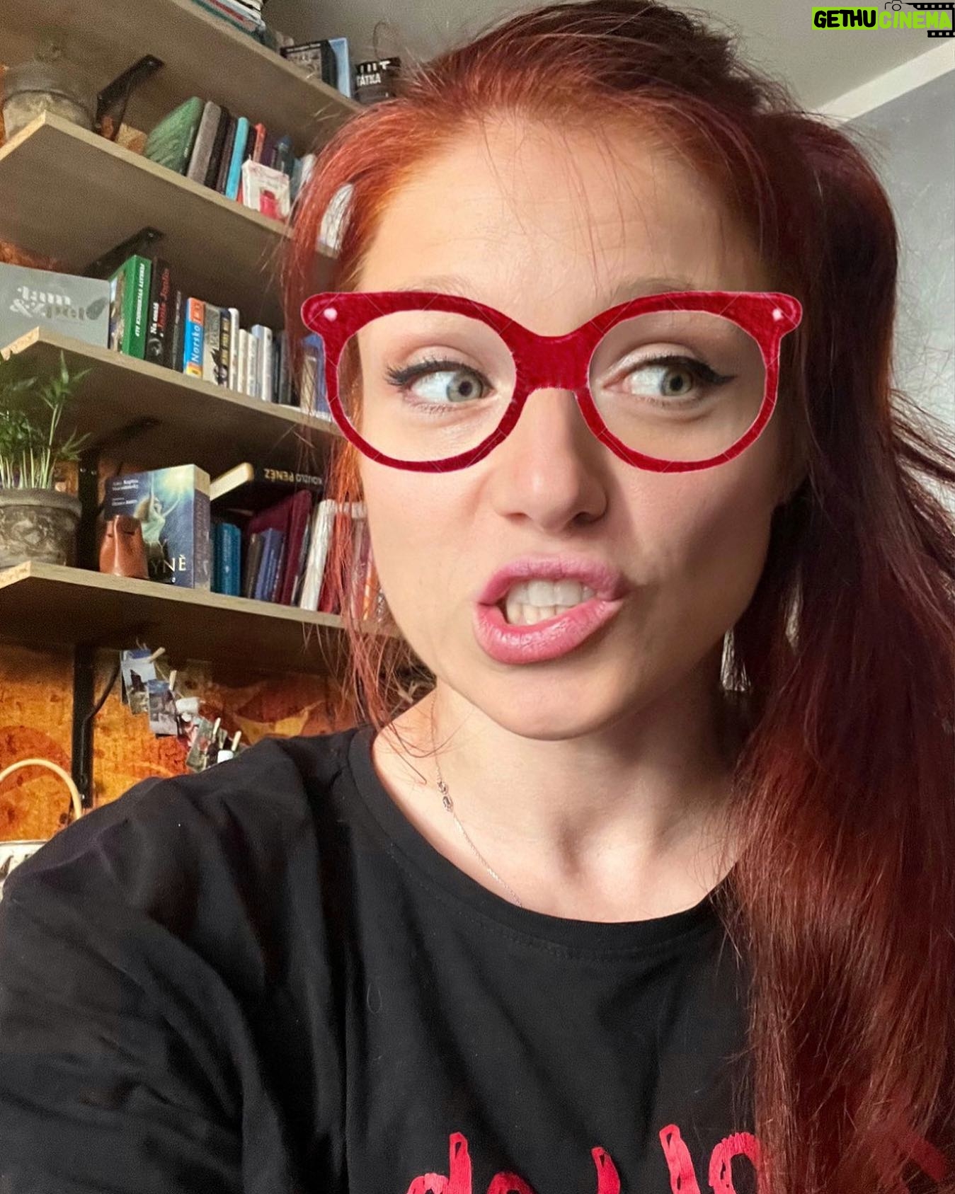 Sandra Mašková - 377 Likes - Tak hele, mám asi fakt problém 🤔
A ten problém se týká obsahu na sociálních sítích, protože jsem tak nějak přišla o potřebu dělat chytrou🤓 .. no a tahle potřeba byla pro mě spolehlivým motorem pro to, abych ze sebe sypala nějaký moudra a dělala příspěvky..Protože ke všemu mám prostě co říct (to se nezměnilo), akorát už nemám potřebu to říkat😂
Nemám tudíž inspiraci 😀.. sedět u sítí a dumat nad tím, co bych asi tak mohla sdílet - not my way..
Zároveň si uvědomuju, že moje sítě jsou dost nekonzistentní, takže asi působí chaoticky - co ta Sandra teda teď dělá 😀?
Odpověď: všechno. Co jí baví..zkouším nový věci, učím se, studuju, získávám zkušenosti, užívám si 🥹
Pokud bych měla specifikovat svoje hlavní zaměření, tak pořád šlapu terapeutickou cestou (asi 6 let), kterou podporuju rituálama. Partnerská tématika je pro mě stále v topu ❤️ .. Začínám vést ženský kruhy.
A vedle toho je moje pohybová aktivita. Která je pro mě různorodá, pestrá a hravá 😀 Nemám tam orientaci na výkon (sorry, v zápase mě fakt spíš už neuvidíte), ale dělám to jen pro ten pohyb samotnej. Hodně osvobozující 🥹
Závěrem - jo, moje sítě jsou dost různorodý 😀 .. a asi to nehodlám měnit (i přes různý doporučení) .. tohle jsem prostě já. Konec hlášení ❤️ Váš terapeut-kněžka-medojedik