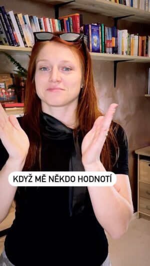 Sandra Mašková Instagram - Máš obavy z hodnocení druhých? 🥺

A co když ti prozradím, že když někdo hodnotí, nemluví o nikom jiném než sám o sobě? 🤔 Akorát si to vůbec neuvědomuje. 

Ono totiž přísloví "podle sebe soudím tebe" je hluboce pravdivý, akorát ne každý mu rozumí. Často bývá využíváno k odpálkování soudícího útočníka jako taková wannabe chytrá obrana 🤓

Jak to funguje? No, jde o princip projekce, kdy to "zlé a špatné" co máme v sobě nevidíme v nás samotných, ale přisoudíme to někomu jinému 🫢

Proto se nemusíš trápit tím, když tě budě někdo hodnotit. Mluví jen o sobě. Pokud tě daný člověk nezná opravdu důvěrně, netýká se tě to 🤗

❗️Zároveň je ale třeba dávat si pozor na tvá vlastní hodnocnení 🧐 protože kdykoli vyšleš hodnocení ty vůči někomu jinému (i když to neřekneš nahlas), je to stále stejný princip projekce. A tentokrát vidíš zase ty v druhých lidech to, co nechceš spatřit u sebe 🥰 

Tohle také budu rozebírat důsledně v připravovaným tréninku.. těšíš se 🤩🙌??? 

„Nevidíme věci takové, jaké jsou, ale takové, jací jsme my.“ — Anaïs Nin.

Jak zvládáš hodnocení druhých? Napiš do komentářů :)) Chceš o tom pokecat? Tak mi napiš 📩

#medojedik #sebepoznani #seberozvoj #projekce #stin #samasebou