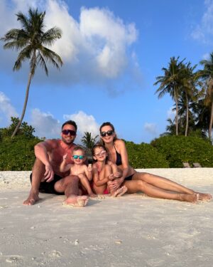 Sandra Parmová Instagram - Poslední paprsky dnešního západu slunce 🌅♾️🧡

#sunset at @sunsiyamirufushi 🌴 with my loves 👨‍👩‍👧‍👦

#family #vacay #beach #sunset #maldives #relaxmood #love #sunsiam #irufushi #maledivy #rodina #naplazi #milujudekuju
