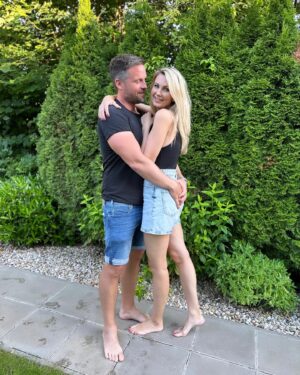 Sandra Parmová Instagram - 8 let od prvního rande. Jak se to stalo? 😅

❤️ @pavel_pospec_pospisil 

#lavju #♾️ #aniversary  #togetherforever
