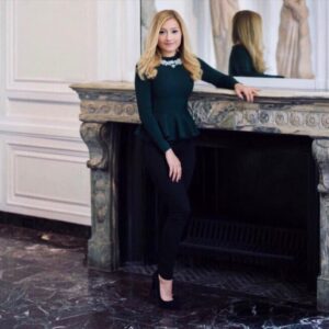 Sandy Piña Instagram - ‘smart people have good answers, genius people have great questions’ @ted_baker💫