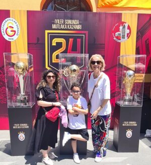 Sanem Balcı Instagram - 🏆🏆🏆 💫💫💫💛❤️
#gsl #galatasaray #mektebisultani