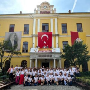 Sanem Balcı Instagram - Gsl 130 💛❤️ 
#25.yıl #mektebisultani #gsl130 #galatasaraylisesi #gündenkalan