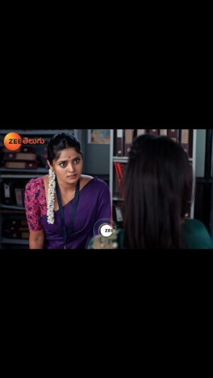 Sangeetha Kalyankumar Instagram - Mythili pai viruchukupadina Suhasini…Rendu kutumbala madhya godavalu ranunnaya ?🤔🤔

Watch #JanakiRamayyaGariManavaralu Mon to Sat at 2:30 PM on #ZeeTelugu #ZeeTeluguPromo

@sangeetha_kalyankumar @anusharao
