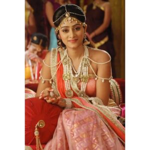 Sangeetha Sringeri Instagram - Re-Telecast of Hara Hara Mahadeva at Star Suvarna on quarantine has not only reconnected me to my lovely fans but reminded me of how i entered this Entertainment Industry.

The first show you do shall always be your favourite as an artist.. I won't say it was a cake walk... There were times i thought of giving up.. as a newbee.. it was difficult.. the dialogues.. expressions.. body language, eye contact with all the annoying disturbances behind the camera and most importantly staying away from my home, my parents.. all alone.. It looks scary now, as I can't imagine going through it all over.

Once the show was aired when i saw my self for the  first time  on the Television, on hoardings all over karnataka.. and the love and support poured in by the viewers...that love.. that  unconditional love is something i never ever imagined but it happened, so soon that by the time i realised whats happening i was done with my role as Sati.

I now realise how important it is to live the moment..! The truth is i never expected anything before i was casted and portrayed as sati and that did pull more happiness!

Life lessons i learnt off the set at that time remains.. forever.

The most difficult days of ur life remains as the bestest memory throughout.. once it passes!

Sharing these pictures i have as a #throwback to the #HHM Days.

#HaraHaraMahadeva #HarHarMahadev #Sati #Sathi #sangeethaSringeri
