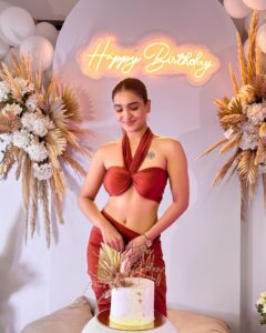 Actress Saniya Iyappan HD Instagram Photos and Wallpapers April 2024