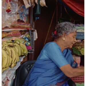 Sanjana Doss Instagram - Some beautiful frames at Malleshwaram Flower market 💓

Idea inspired by @amateurphotoclicker 

#ﬁlmmaking #filmmaker #streetphotographyindia #nammabengaluru #flowerphotoshoot #flowermarket #southindia #movingframes #indianphotostories #southindianphotography