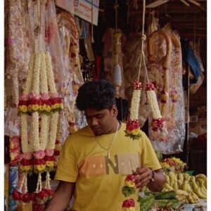 Sanjana Doss Instagram - Some beautiful frames at Malleshwaram Flower market 💓

Idea inspired by @amateurphotoclicker 

#ﬁlmmaking #filmmaker #streetphotographyindia #nammabengaluru #flowerphotoshoot #flowermarket #southindia #movingframes #indianphotostories #southindianphotography