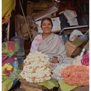 Sanjana Doss Instagram - Some beautiful frames at Malleshwaram Flower market 💓

Idea inspired by @amateurphotoclicker 

#ﬁlmmaking #filmmaker #streetphotographyindia #nammabengaluru #flowerphotoshoot #flowermarket #southindia #movingframes #indianphotostories #southindianphotography