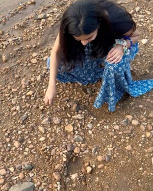 Sanjana Doss Instagram - A list of things that can heal you in just a day
(In no specific order) :

- Midway Madhur Vada   filter coffee
- Hunting for flat enough rocks (to skip) and chasing dragonflies by the lake
- constantly switching between Ali Sethi and Queen whilst on the road
- ordering half the menu because you want to try EVERYTHING and can’t make up your mind (no ghee no butter tho, chee)
- Realising fresh Ragi roti is the superior option (you’re welcome)
- Having your food adventures result in a happy belly bloat 
- Holding on for dear life on a kiddy carnival ride
- Playing with toiny puppies and giving them all names (no pictures included because we were too captured by their scrunched up little noses and smol faces)
- Giving tired bugs a ride on your shoulder 
- Top it all off with some delicious hazelnut ice cream

Feel free to add to the list 🤍