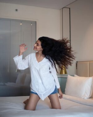 Sanjana Doss Instagram - Oh nothing just playing a  female lead in a romcom who's goofy, laid back (not like "other girls"), starts her day at 11am with upbeat pop music, sings while making breakfast and heads out to meet Liv, her best friend since kindergarten who pesters her to go out on dates but she doesn't want to because they're all dumb and she's focusing on her cupcake business. Y'all take it from here...
📸 - @himmatsodhiphotography