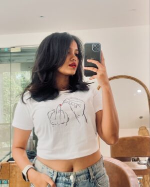 Sanjana Tiwari Instagram - In my Rachel Green era 💇‍♀️ ✨
Got this cute tee customised from @illlustrate.her ❤️