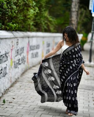 Sanjana Tiwari Instagram - 📸 🖤🤍✨

Shot by @mickey__creations
