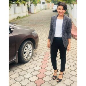 Sanjana dipu Instagram - Love is the hair 😅😂
Throwback to 2K18 Farewell.
#throwback #school