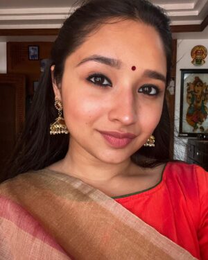Sanjana dipu Instagram - Vishu Special 🪷
#vishu #saree #kochi #temple