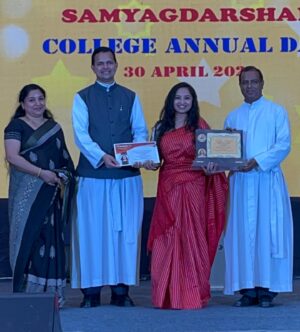 Sanjana dipu Instagram - Grateful ❤️‍🔥 
.
.
.
#kristujayanticollege #kjc #alumni #saree #bangalore #collegelife #mulla #moothon #samara #malayalam