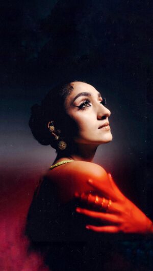 Sanjeeta Bhattacharya Instagram - Ratiyaan, now all your’s and out everywhere. Go streeeeam!❤️‍🔥

A very sleepless night and a hook that won’t leave my head. Sent the idea to @karanpandav who baked it nicely and we got our song! 

Audio credits: 

Written, composed & performed by @sanjeeta11
Produced and mixed by @karanpandav 
Mastered by @jettgalindo 

.

Visualiser credits: 

Directed and styled by @aanchalrai.1 
Produced by @studio.workingrl 
Shot at @thestudio_wg 
Shot by @nomad.fad 
Edited by @altcreativedotin 
MUA @kajalsood