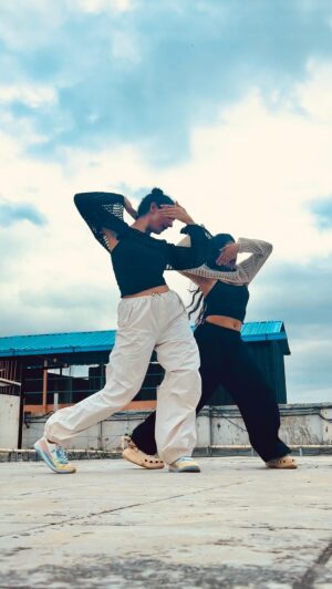 Sanjeeta Bhattacharya Instagram - Rediscovering ‘Ratiyaan’ in new ways 🎀
Meeting for the first time and feeling like I’ve known her for ages. Look how she moooves tho! 🔥 

Choreographed by the gorgeous @amisha_jayaram ✨
.
.
.
.
#ratiyaan #choreography #amishajayaraman #sanjeetabhattacharya #trending #singersongwriter