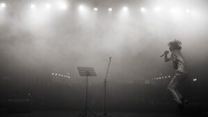 Sanjith Hegde Instagram - What a beautiful couple of shows it’s been w @gigmanlive and the boys. We played for over 70 thousand people in the last couple of weeks and I’m feeling mad grateful that so many of y’all over the years have made some of my songs a part of your lives, honestly overwhelmed at how beautiful this journey has been 
Thank you for patiently watching me jump around like a monkey on stage 

📷 ; @yashas_ps