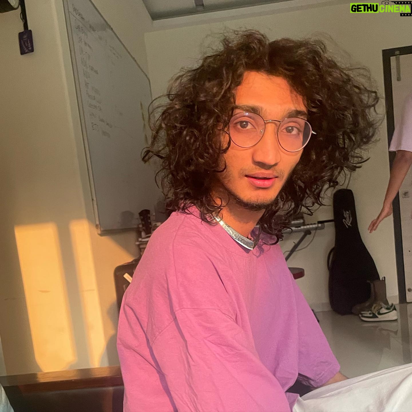 Sanjith Hegde - 78.4K Likes - Wrong answers only; ಥಟ್ ಅಂತ ಹೇಳಿ
1/ did the tea have shunti in it
2/ Harry Potter or dobby
3/ what song was being listened to
4/ how many pairs of shoes have gone missing in the last 4 months
5/ should Holi be played every week
6/ how many jackets is too many jackets