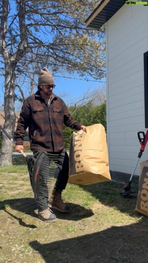 Sansdrick Lavoie Instagram - Maintenant que le printemps est bien installé, je devais continuer le grand ménage du terrain en plus de l’égaliser et semer du gazon. Sachant que mon expérience de maker en terrassement n’est pas très avancée, j’ai dû m’informer auprès de spécialistes chez RONA pour être certain de bien le faire. N’oubliez pas, que l’on soit un pro ou un débutant, en s’informant, on peut tous y arriver. C’est maintenant à votre tour de vous occuper de votre terrain. En passant , chez @ronafr vous trouverez tout ce dont vous avez besoin pour vos petits et gros projets! 😎 #pub #RONA #batironaimeca